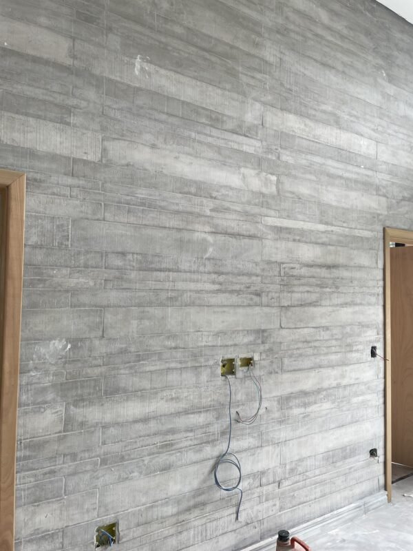 parede moderna estilo industrial com revestimento em reguas de concreto