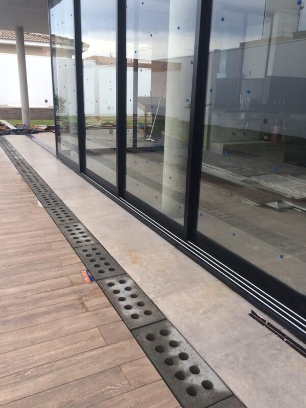 obra com a grelha de concreto instalada