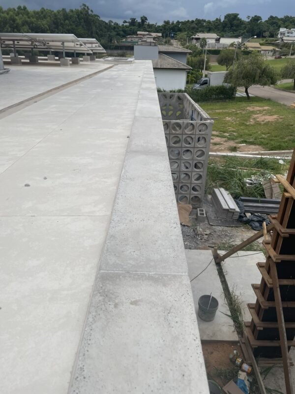 pingadeira de concreto reta instalada em obra