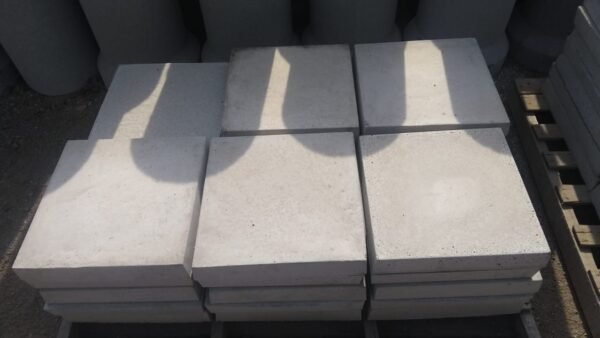 placas de concreto no estoque