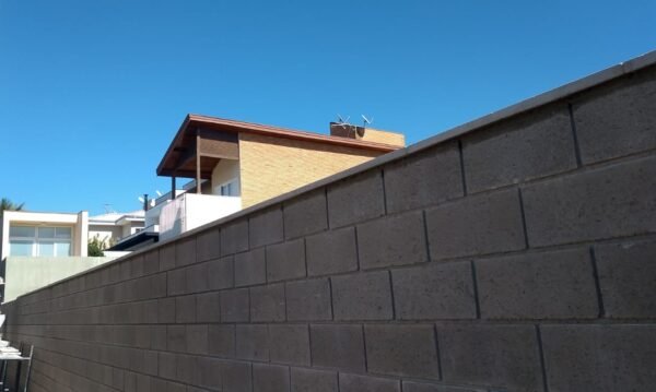 muro com pingadeira em concreto instalada para evitar escorrer na parede