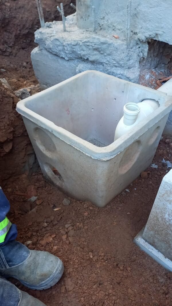 caixa de concreto para esgoto instalada na obra