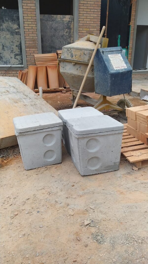caixas de concreto com fundo e tampa na obra