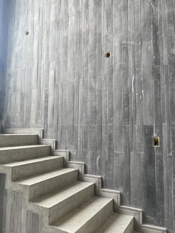 rodapé de concreto instalado em obra na escada