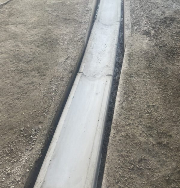 canaleta vala de concreto instalada para escoamento de agua