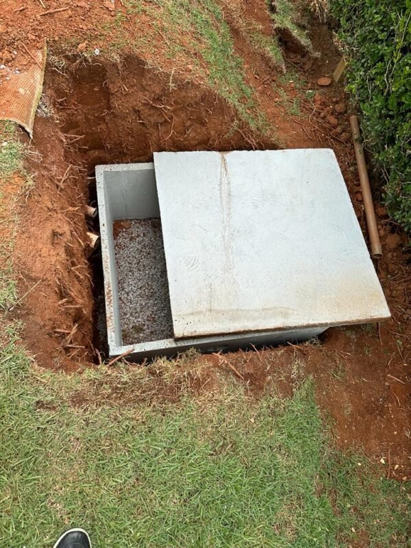 Caixa com tampa de concreto instalada